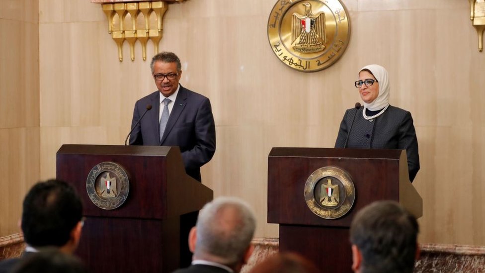 وزيرة الصحة المصرية هالة زايد (يمين) إلى جانب تيدروس أدهانوم غيبراسيوس