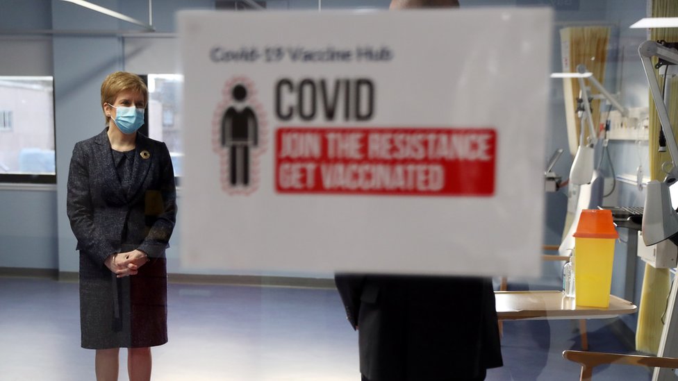 Первый министр Шотландии Никола Стерджен посещает Западную больницу общего профиля на фоне распространения коронавируса болезнь