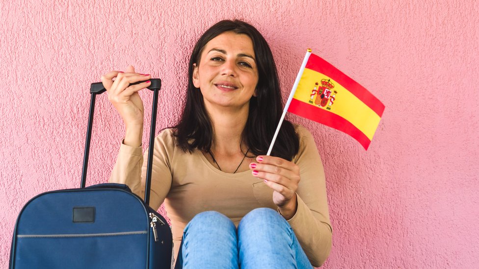 Mujer con una bandera española.