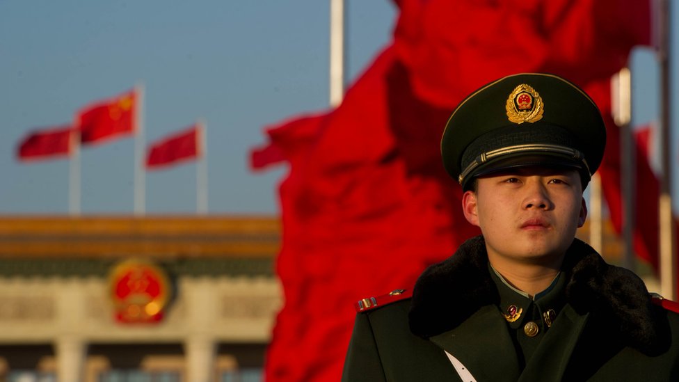 El Congreso del Partido Comunista se celebró, como es habitual, entre fuertes medidas de seguridad. Un guardia chino en Pekñin.