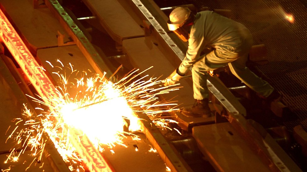 Рабочий на сталелитейном мини-заводе Tamco в Ранчо Кукамонга, Калифорния. 4 октября 2002 г.