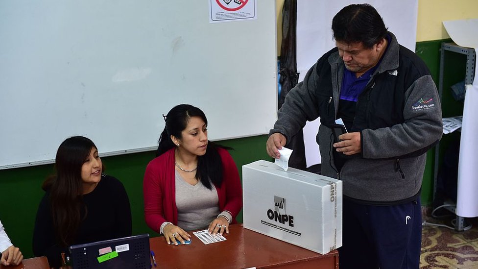 Peruano depositando su voto