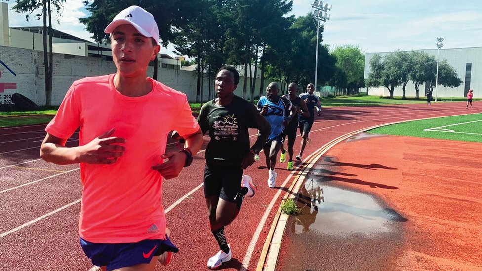 José Gutierrez entrenando con corredores kenianos en Toluca.