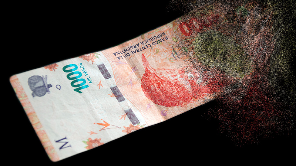 Nota de mil pesos argentinos que se desintegra