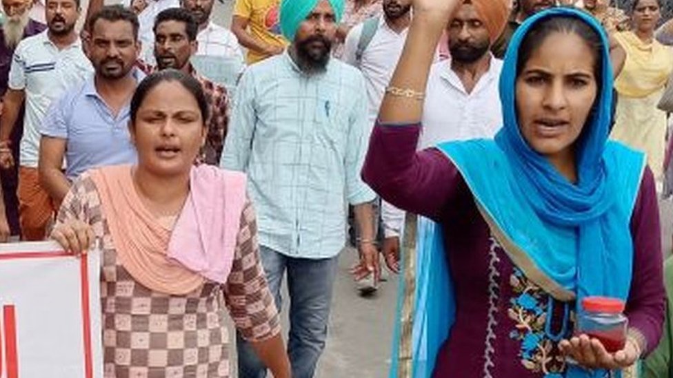 ਔਰਤਾਂ ਮੁਜ਼ਾਹਰਾ ਕਰਦੀਆਂ ਹੋਈਆਂ