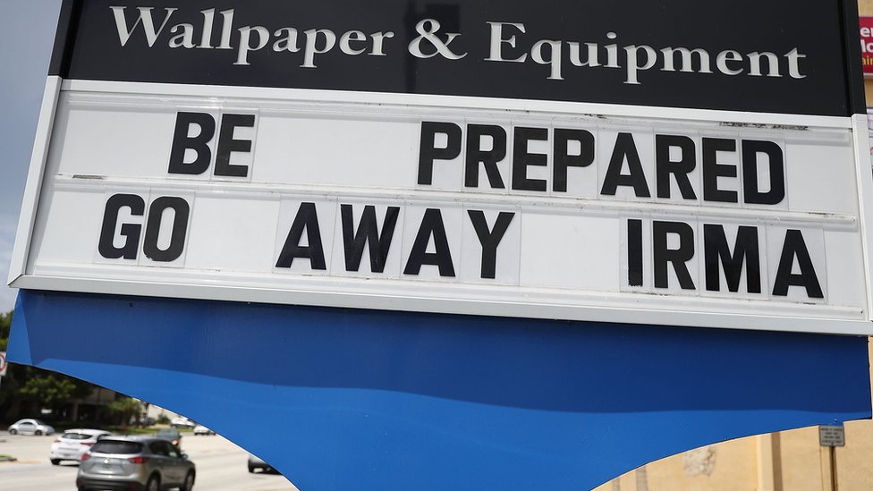 Es pronto para saber dónde será el impacto directo de Irma en el estado de Florida, pero las alertas están encendidas. Anuncio en Miami que dice en mayúsculas "Esté preparado, váyase, Irma".