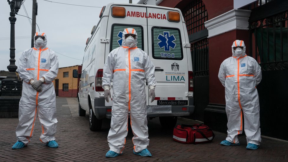 Ambulancia y médicos en Perú