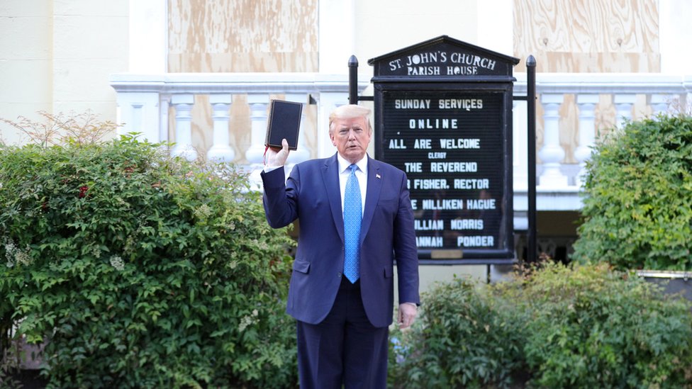 Trump sostiene una Biblia en frente de la Iglesia Episcopal de San Juan, en Washington D.C.