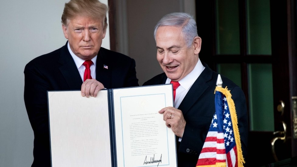 نتنياهو يحمل مرسوم ترامب الذي يعتبر الجولان السوري المحتل أرضا إسرائيليا
