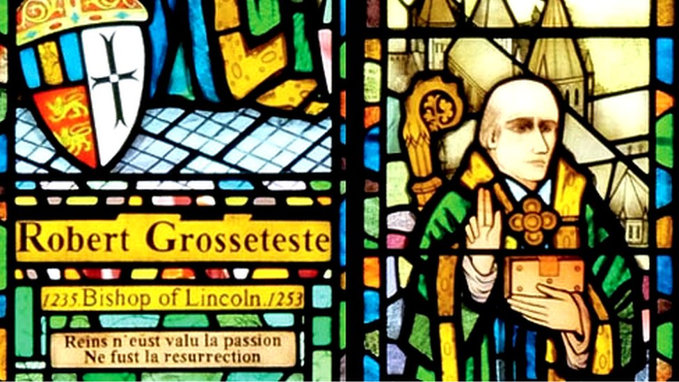 Grosseteste nació circa 1175 en Suffolk, Inglaterra, y murió en 1253. Vitral con el nombre de Grosseteste