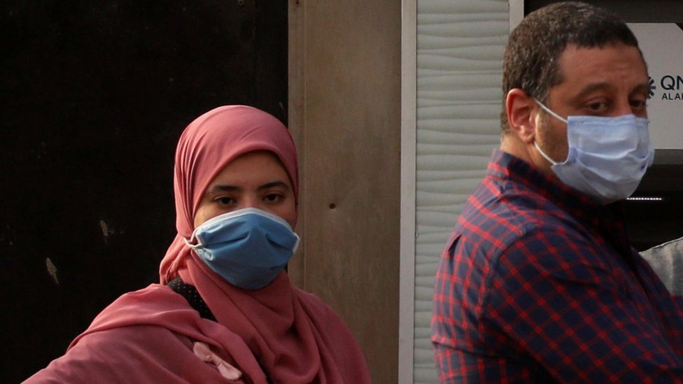 السلطات المصرية حثت المواطنين على ارتداء الكمامات للحد من تفشي الفيروس