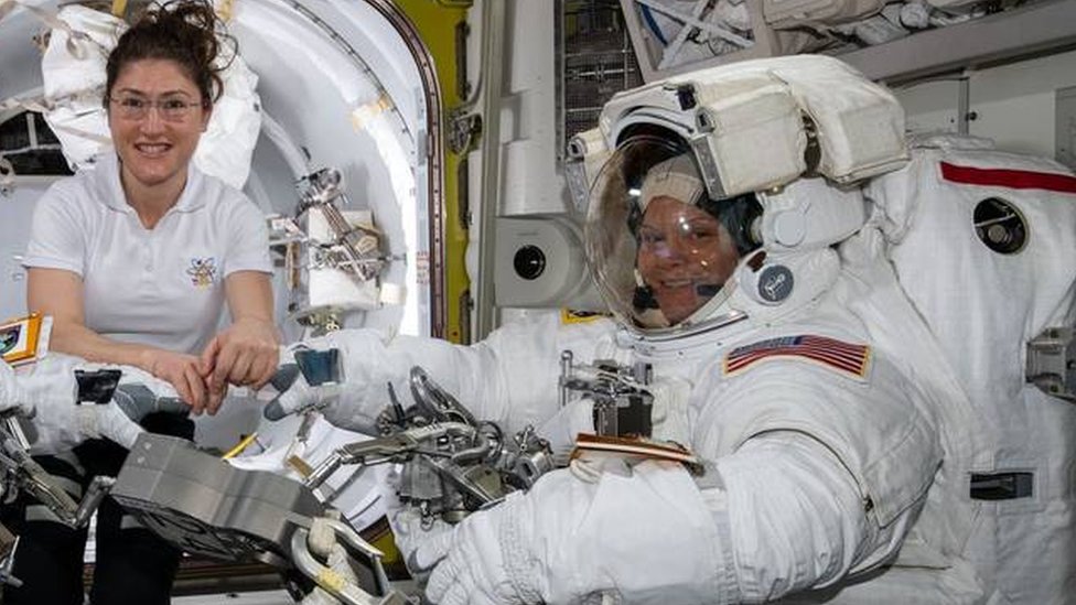 Christina Koch (solda), Cuma günü yapacağı uzay yürüyüşünde Anne McClain'in (sağda) geçen hafta giydiği astronot kıyafetini kullanacak.