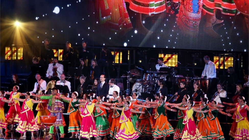 Танцоры выступают на сцене стадиона «Уэмбли» перед выступлением премьер-министра Индии Нарендры Моди