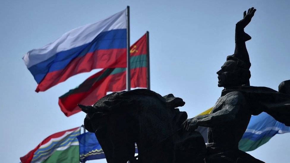 Bandeiras da Rússia e da Transnístria lado a lado em Tiraspol, capital da Transnístria