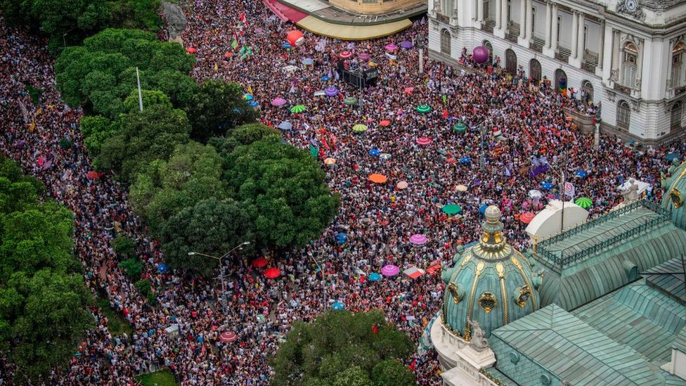Manifestantes de "#EleNão"