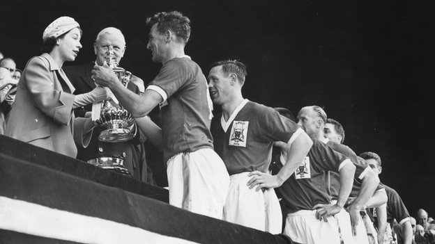 諾丁漢森林隊的隊長傑克·伯基特（Jack Burkitt）從女王手中接過獎杯，1959年