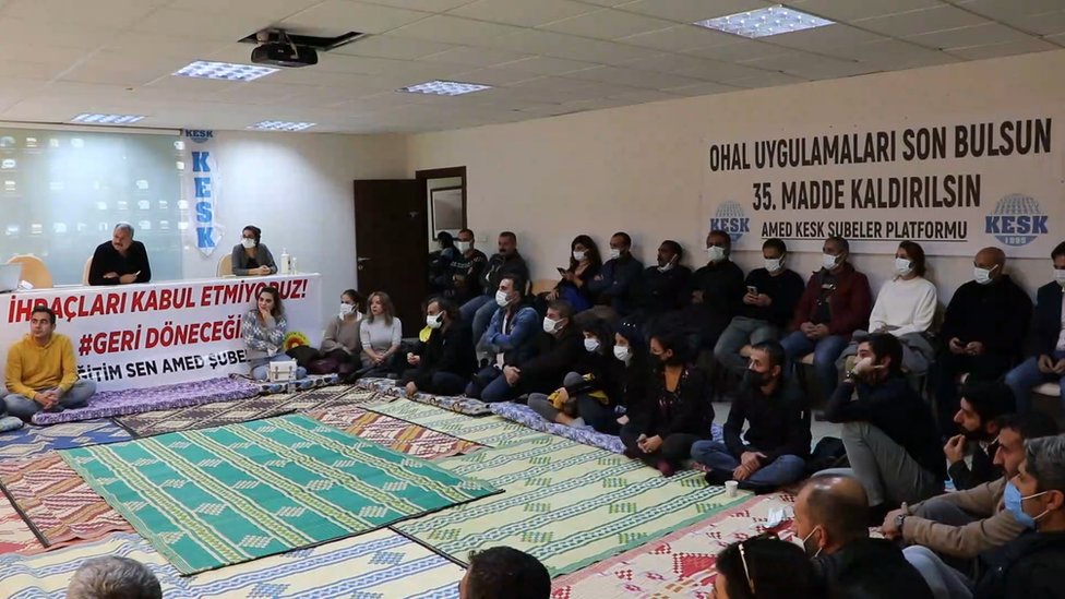 İhraç edilen öğretmenler Diyarbakır'da oturma eylemi yapıyor
