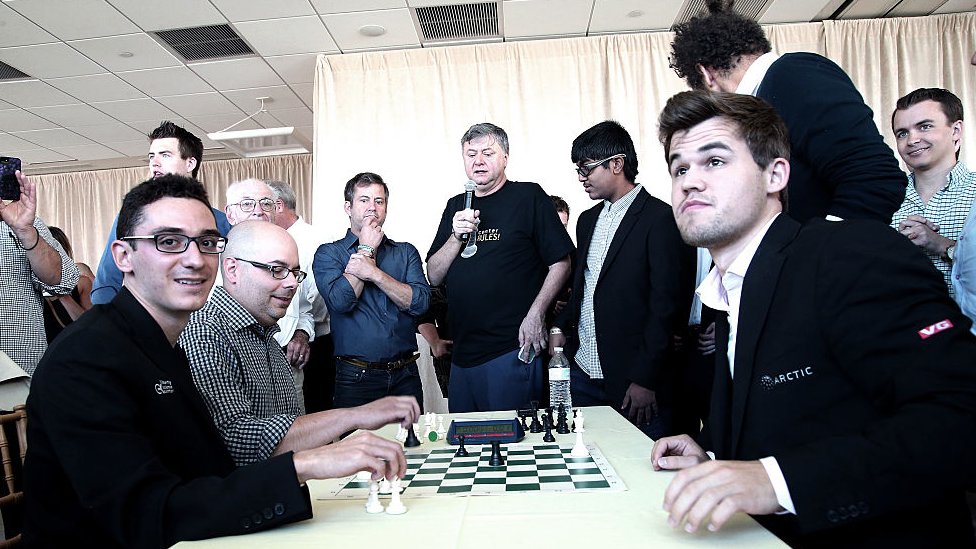 Caruana y Carlsen en un evento de caridad.