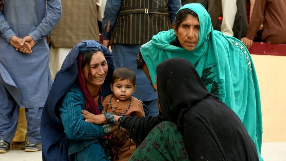 Familiares esperan frente a un hospital donde tratan a las víctimas de una explosión en la privincia de Balkh, agosto 25, 2020