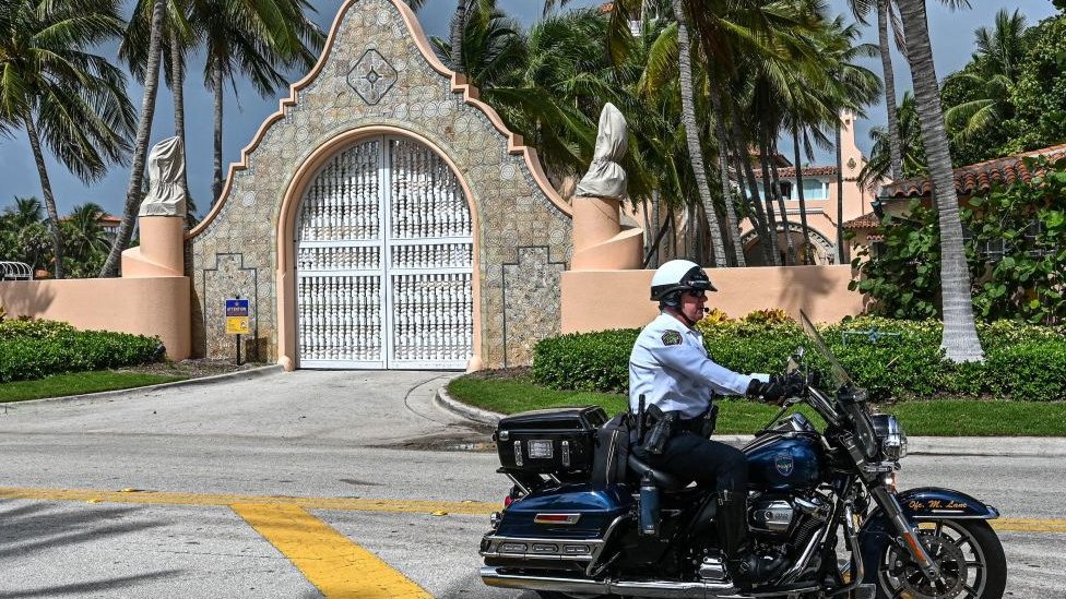 A police officer outside Mar-a-Lago