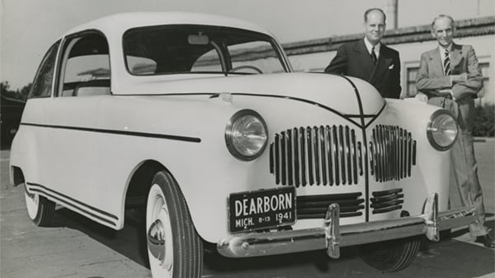 Robert Boyer y Henry Ford presentando el Soybean Car en el festival de Dearborn, en 1941