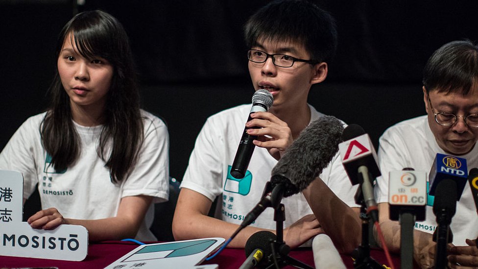 Студенческий лидер, выступающий за демократию, Джошуа Вонг (C) говорит, пока Агнес Чоу и Шу Кей слушают во время пресс-конференции, чтобы представить свою новую продемократическую политическую партию под названием Demosisto в Гонконге 10 апреля 2016 года.