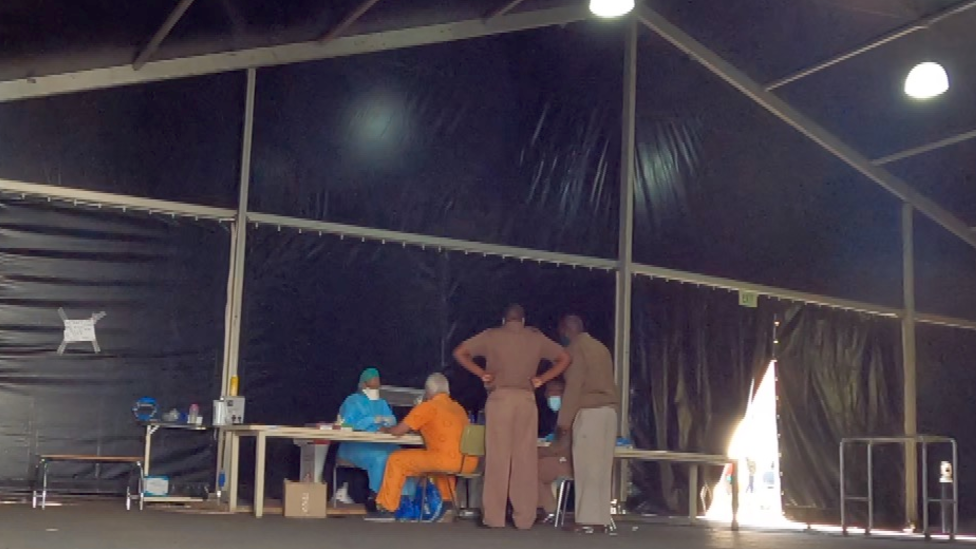 Медики в палатке в больнице Себокенг, Южная Африка