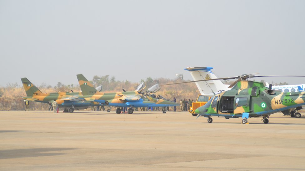 Вертолет и самолет ВВС Нигерии
