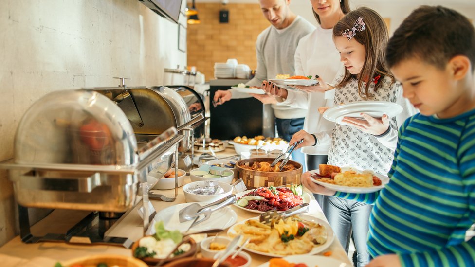 Buffet: cómo el coronavirus está matando lentamente los restaurantes 