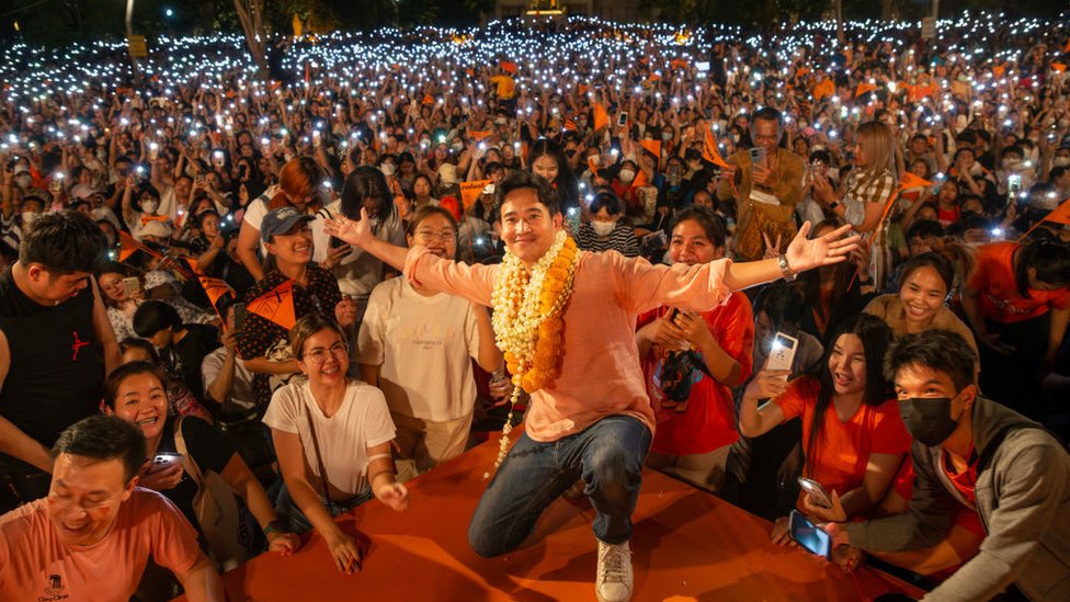 Pemimpin partai Move Forward, Pita Limjaroenrat, berpose bersama para pendukungnya di Chiang Mai