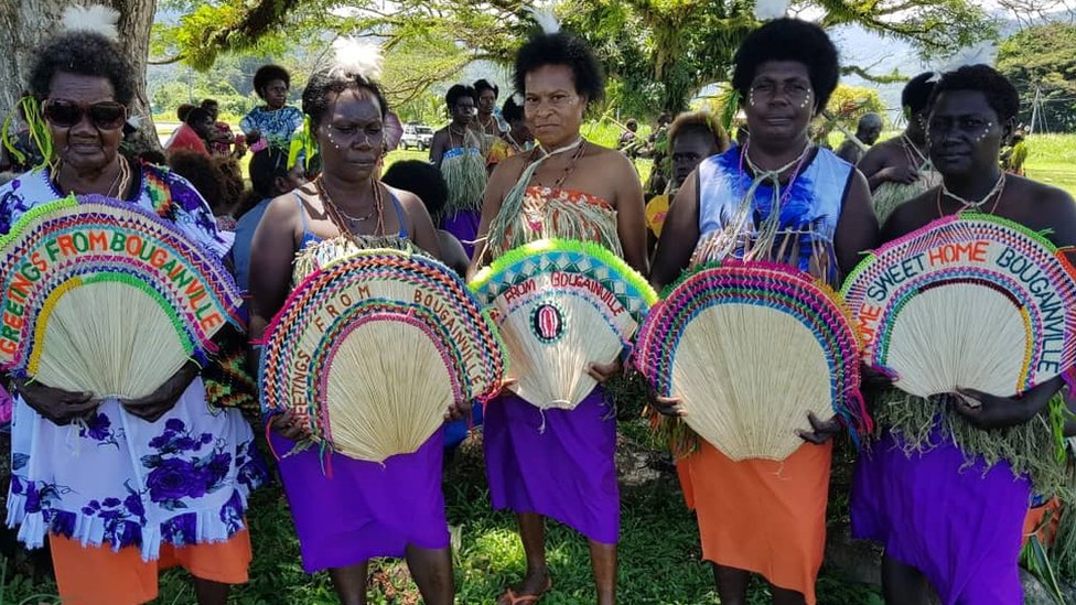 Женщины в этнических цветах присутствуют на церемонии примирения на Бугенвиле