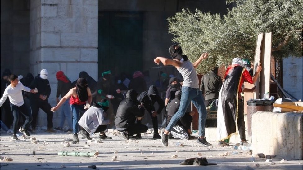 Palestinians at la mezquita de al-Aqsa