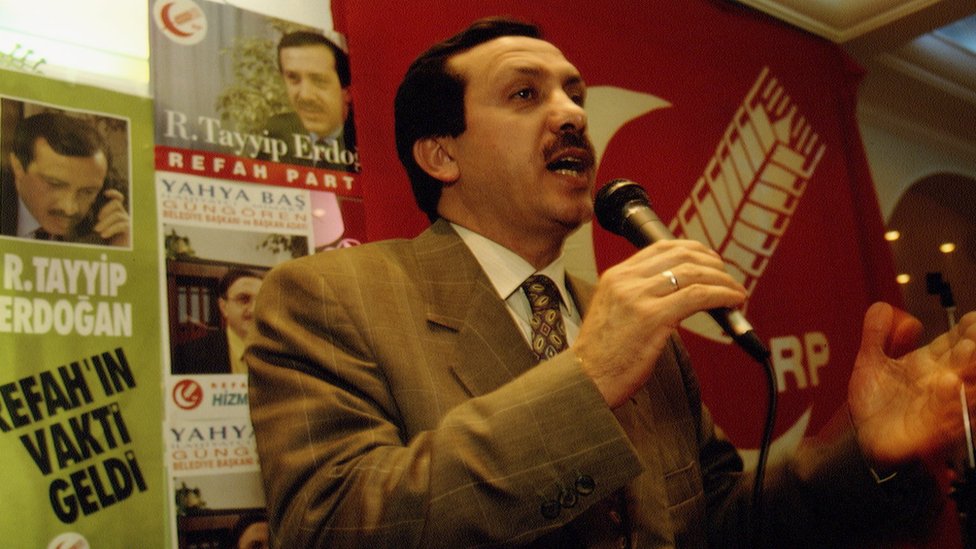 Redžep Tajip Erdogan započeo je političku karijeru u Istanbulu kao član Islamističke partije