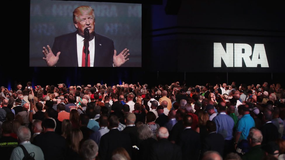 Trump hablando en un evento de la NRA