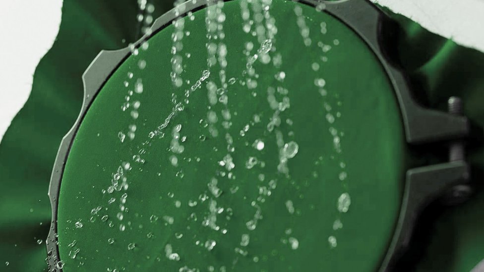 OrganoTex doğal olarak suya dayanıklı olan nilüfer yapraklarını taklit ediyor