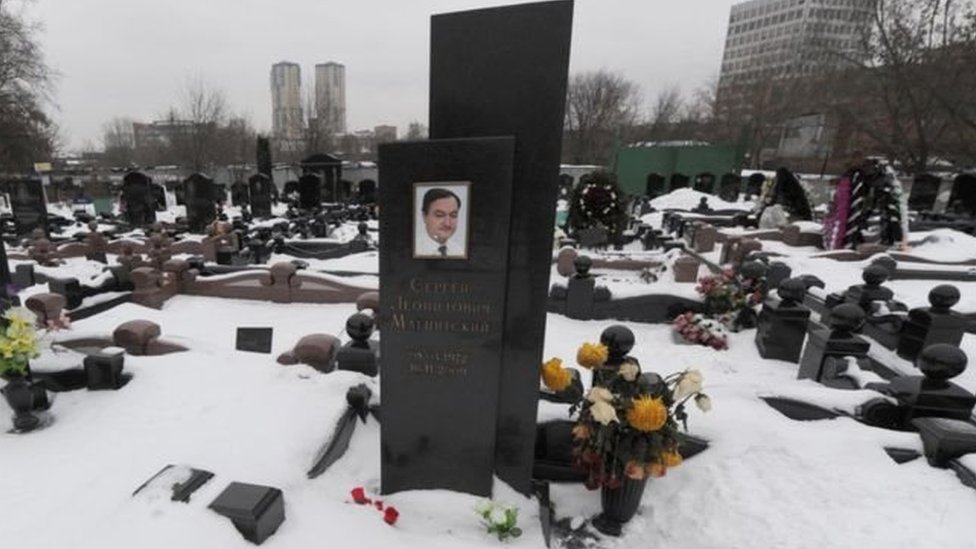 El abogado y crítico del gobierno Sergei Magnitsky murió en dudosas circunstancias cuando estaba detenido en una prisión rusa en 2009. Magnitsky