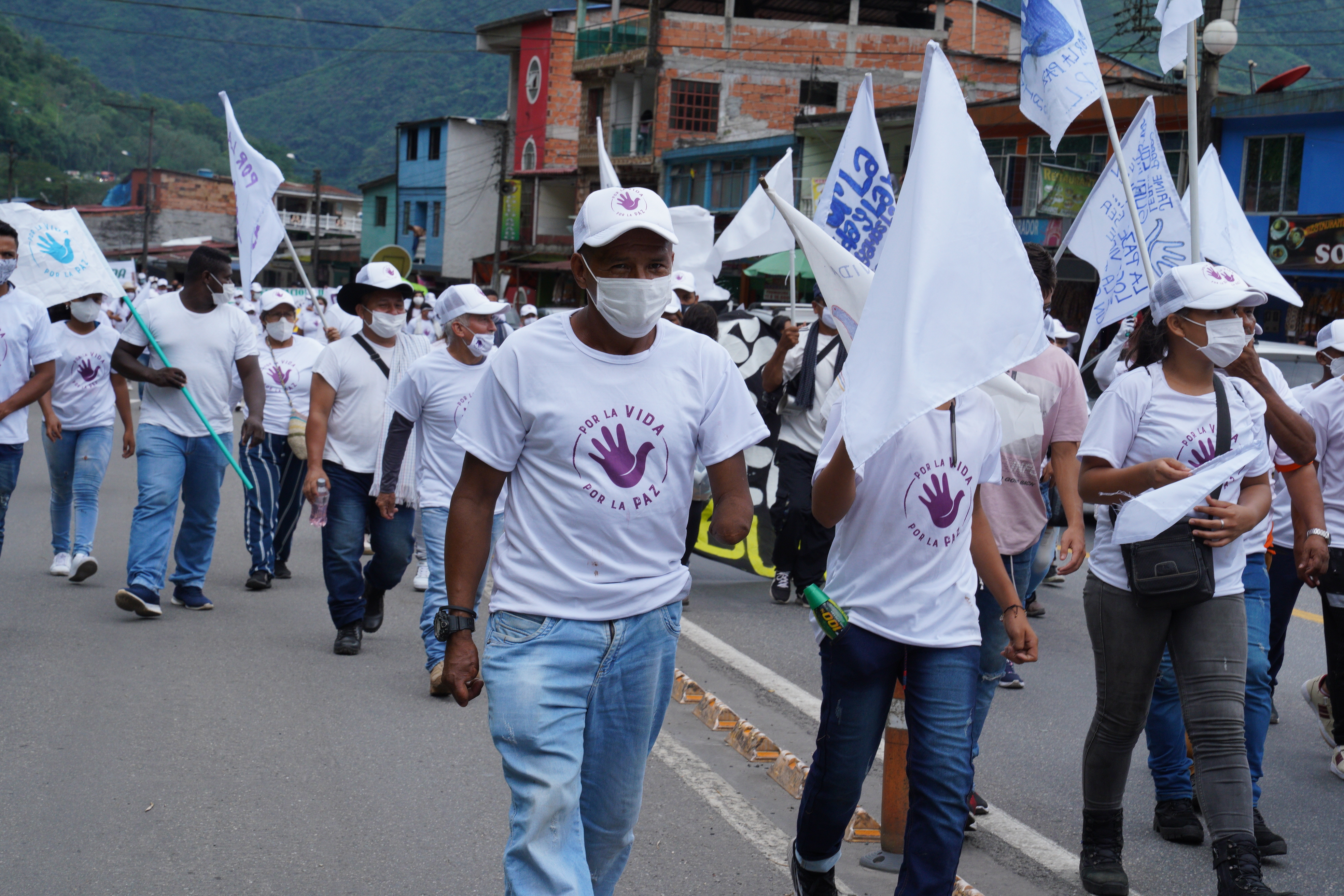 31 октября группа бывших бойцов Farc из провинций Мета и Гуавьяре марширует через небольшой городок Гуаябеталь, Колумбия.