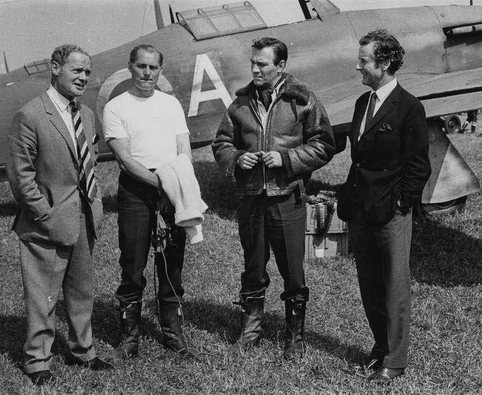 Актеры Роберт Шоу (второй слева) и Кристофер Пламмер (второй справа) взяли перерыв в съемках, чтобы поговорить с пилотами группы капитаном Бейдом (слева) и капитаном группы Питером Таунсендом (справа) в мае 1968 года.