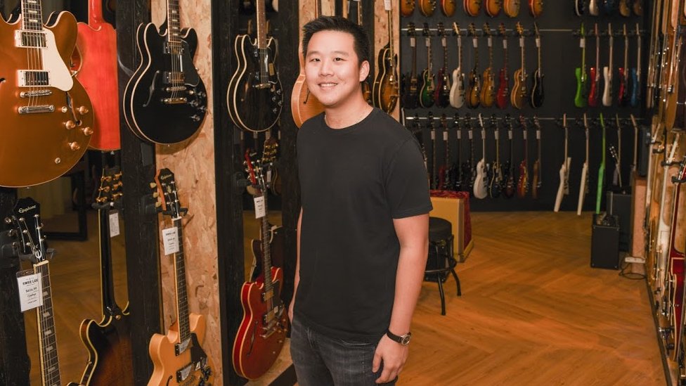 Генеральный директор BandLab Мэн Ру Куок в музыкальном магазине Swee Lee.