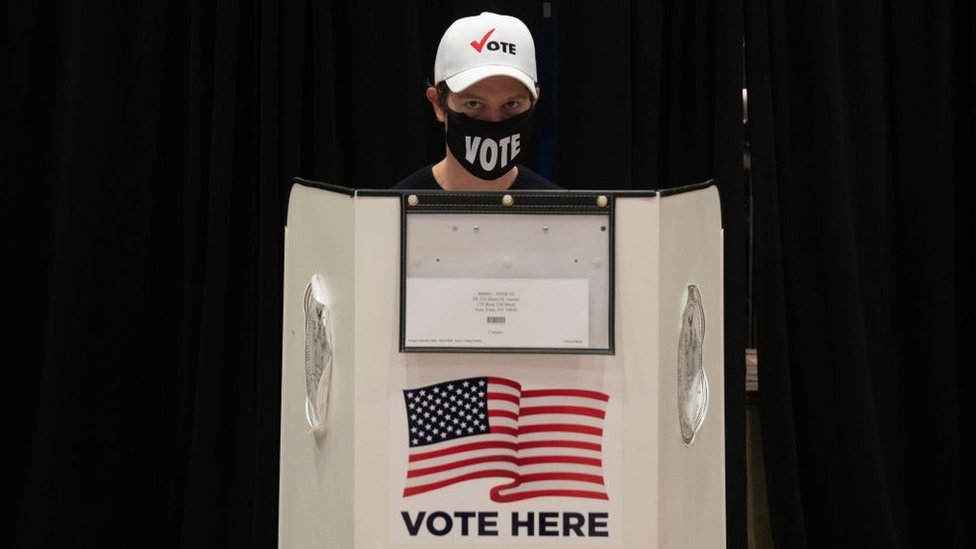 Un elector en un centro de votación en Nueva York.