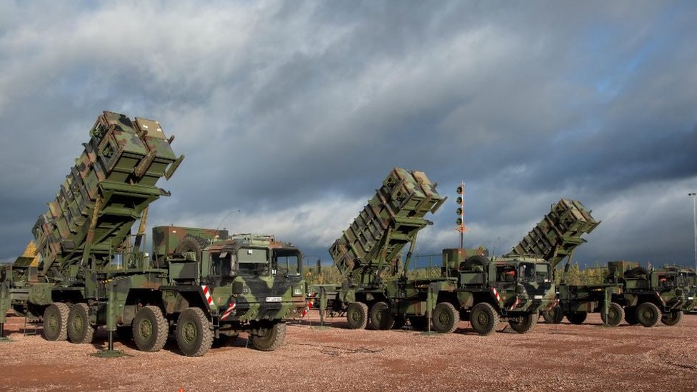 ЗРК PATRIOT вже в Україні. Як вони допоможуть захиститись від російських ракет, літаків і безпілотників - BBC News Україна