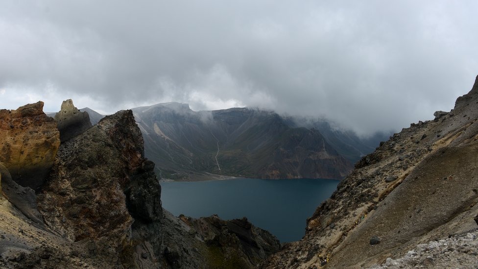 Imagen del lago formado en el monte Paektu.