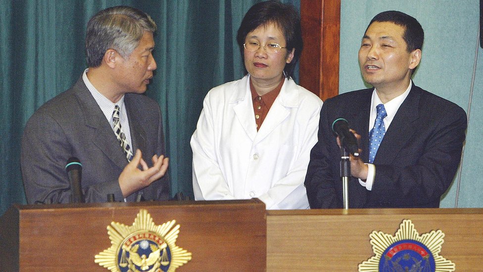 Criminal Investigation Bureau commissioner Hou Yu-ih (R) speaks with the director of the International Criminal Affairs division Chris Chang (L) as CIB identification division director Cheng Sheaw-guey (C) looks on at a press conference in Taipei, 23 March 2004, about the investigation into the 19 March assassination attempt on President Chen Shui-bian