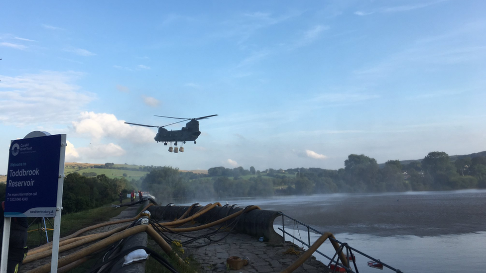 Вертолет пролетает над водоемом