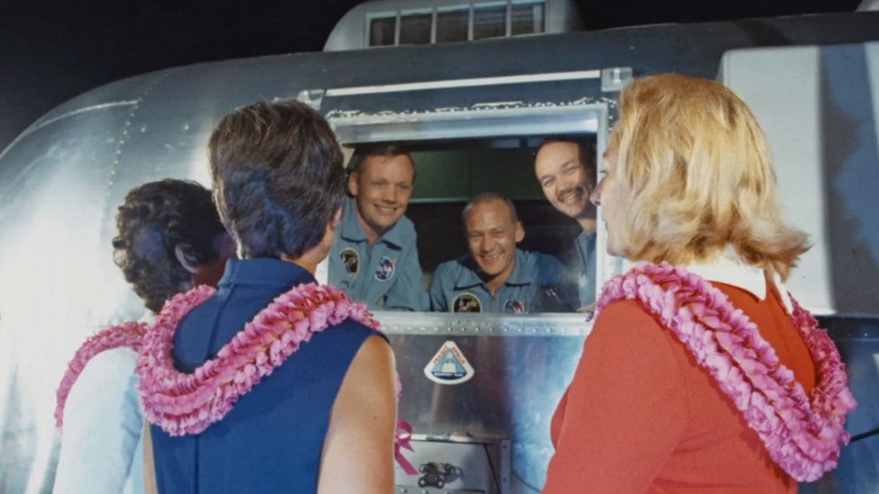 Astronauti Apolo 11 su stavljeni u karantin nakon sletanja, ali je postojala nedoslednost kada su pokupljeni na moru