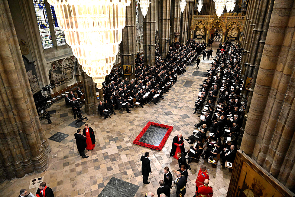 Para undangan di dalam Westminster Abbey untuk acara pemakaman kenegaraan Ratu Elizabeth II