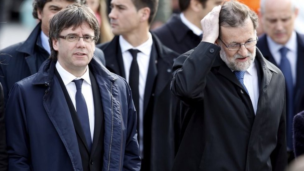 Pemimpin Catalunya Carles Puigdemont (kiri) dan Perdana Menteri Spanyol, Mariano Rajoy. Foto: Maret 2016