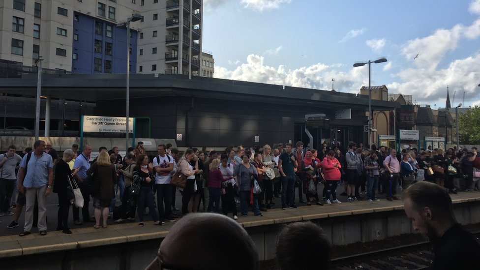 Толпа на станции Cardiff Queen Street