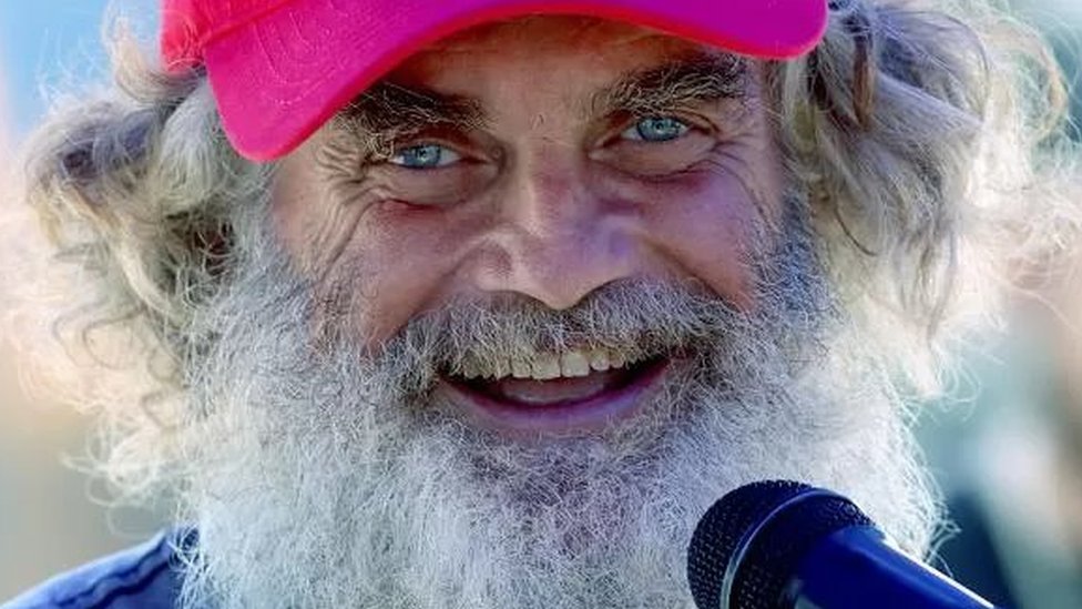 Australijanac i njegov pas dva meseca preživeli u Tihom okeanu jedući sirovu ribu: „Srećan sam što sam živ" 2 Tim Šedok