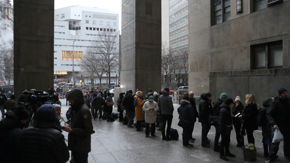 Periodistas hacen fila a las puertas del tribunal penal de Nueva York